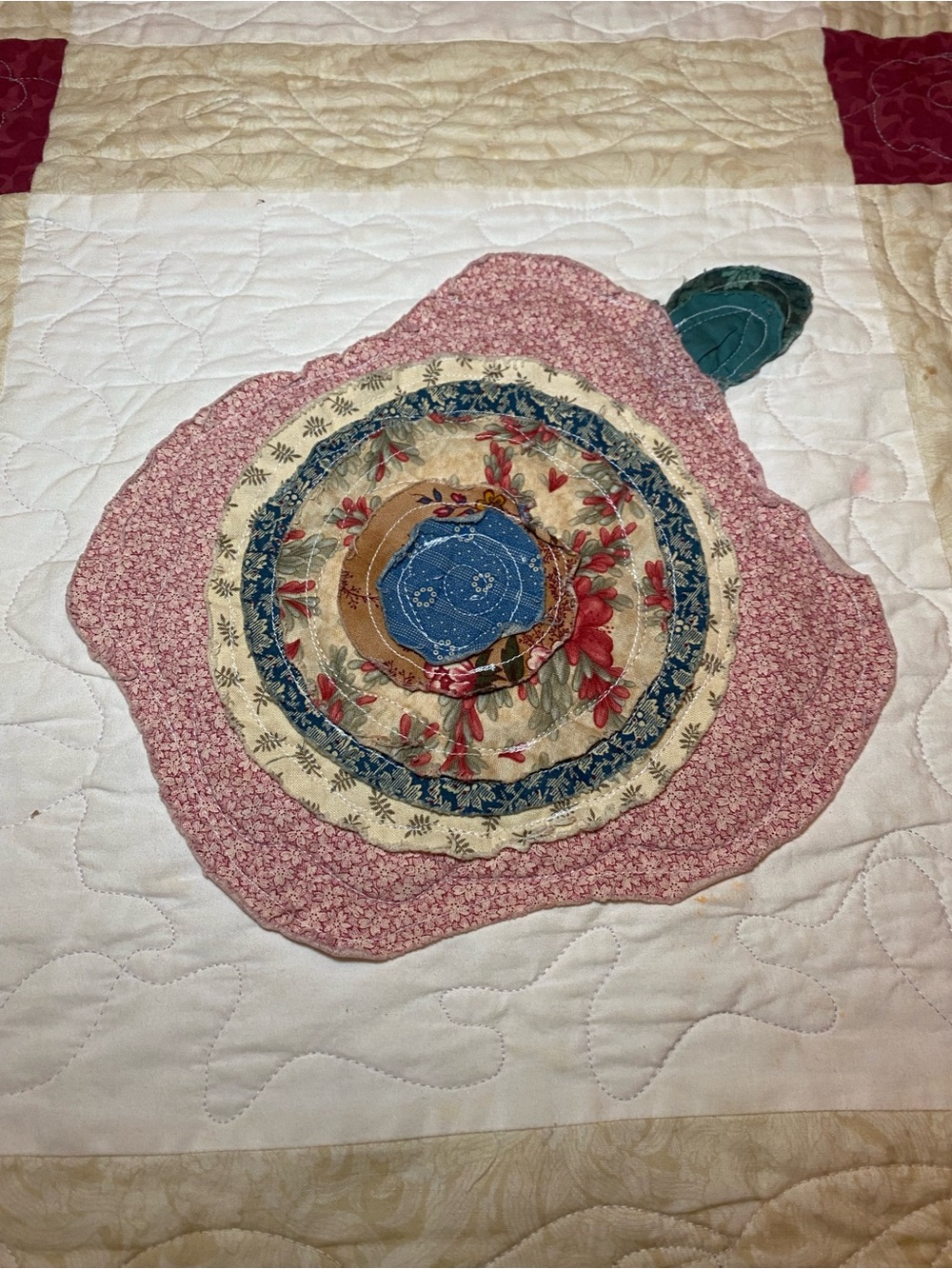 Stunning Appliqué Quilt/Throw in a dimensional floral motif. Burgundy pink gree - Picture 6 of 16